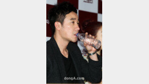 [포토] 엄태웅 ‘이제 어떤 말을하지?’