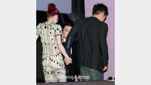 [포토] 엄태웅-정려원, 손 꼭잡고 퇴장