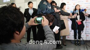 [포토] 폰에 김연아 누나 담아갈테야