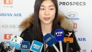 [포토] 김연아, ‘팬에게 받은 소중한 편지 꼭 들고’