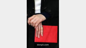 [포토] 김연아, ‘팬에게 받은 편지는 소중해’