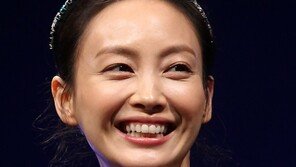 [포토] 이나영 ‘올백 머리로 소두 인증’