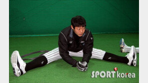 [포토] 박현준 ‘몸풀기는 다리 찢기 부터’