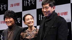 [포토] 이나영 "우리 감독님 키 크시다"