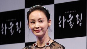 [포토] 이나영 "오늘 많이 여성스럽죠?"