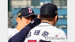 [포토] 김동주 ‘올시즌 잘해보자 임태훈!’