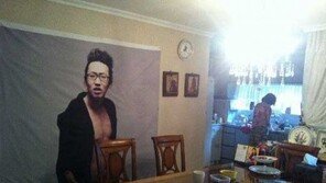 김경진, 집 공개 ‘노출화보 도배’… “이런 근자감은 어디서?”