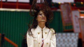 [포토] 치어리더 ‘의자춤 하기엔 의자가 너무 작아’