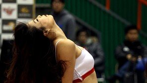 [포토] 치어리더 ‘뒤로 넘어갈듯 과감하게’