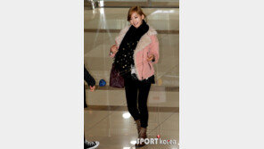 [포토] 소시 태연, 생글생글 웃으며 지갑 돌리기… 헉!