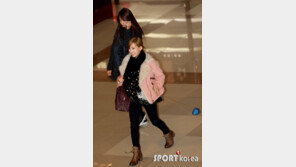 [포토] 윤아 ‘통화중’-태연 ‘가방 돌리기’, 소시 공항모습 이색적