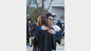 고영욱, 새 여자친구 공개? 졸업식 중 포옹…“널 많이 아낄게♥”