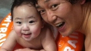 김정태, 아들 지후군과 상의탈의 물놀이 ‘붕어빵 부자’