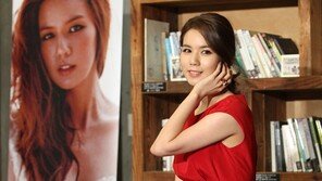 [포토] 박시은, 레드 원피스에 ‘매혹적 각선미’