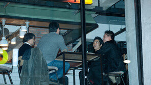 ‘블랙스미스-신사역점’ 연예인 즐겨찾는 맛의 명소