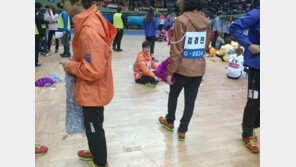 김종민, 아이돌 틈바구니 ‘왕따’ 포착?…‘나홀로 맨바닥에’