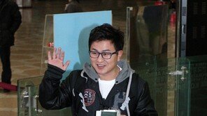 [포토] 허각, 뜨거운 취재열기에 어색? 여권인증이라도…