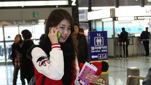 [포토] 수지, 추위에 스커트 휘날리며…‘누구랑 통화해?’