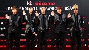 [포토] 엠블랙, 시크한 손짓인사…‘시크돌’ 매력 물씬