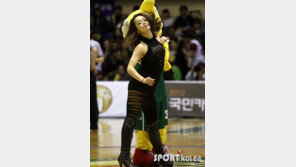 [포토] 치어리더 ‘나도 어깨 부상 투혼’