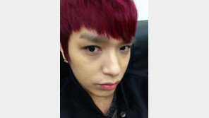 쌈디, 가출 청소년 콘셉트? 빨간 염색 잘 어울려