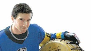 큰북 들고 노란완장 차고 등엔 ‘必勝’ 문구… 그가 외치면 관중도 외친다