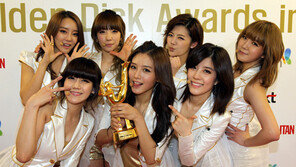 [포토] 레인보우, 日서 男心 올킬…골든디스크 ‘한류아이콘’ 수상