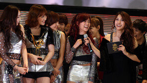 [포토] 카라 박규리-한승연, 얼마나 좋으면…‘함박웃음’ 수상소감