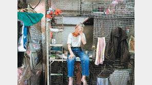 쪽방보다 좁은 ‘새장’속에 사는 홍콩인들