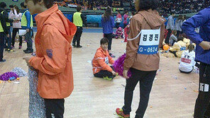 왕따 김종민 형님? 불쌍한 포즈인데 왜 웃음이…