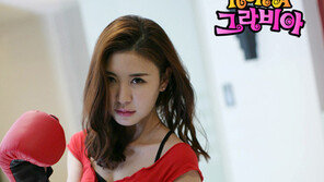 김다나, 미소 속 수줍은 노출로 섹시함 절정