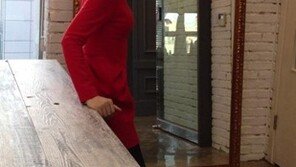 강수정, 인터뷰 인증 샷 공개 “포즈 잡기 힘들어요”