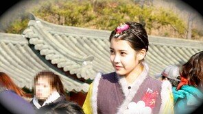 아이유 ‘세자빈’으로 변신… “한복도 잘 어울려”