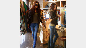 최여진, 쇼핑 중 직찍 ‘소두+극세사 다리…역시 모델 포스’