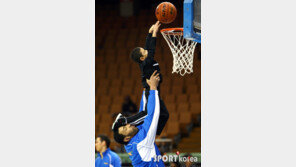 [포토] 클라크 ‘아들아 덩크슛 해봐~’