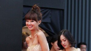 [포토] 씨스타 효린, 웃고 있지만 노출 신경쓰여…‘매너손’