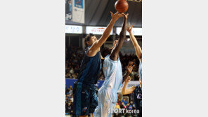 [포토] 하승진 ‘점프 없이도 내가 제일 높아’