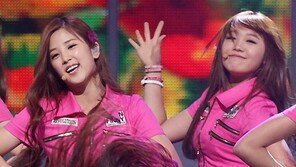 [포토] 에이핑크 윤보미, 머리 산발? 나홀로 ‘격한 안무’