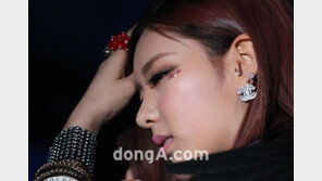 [포토] 티아라 큐리, 머리 만질 뿐인데…농염한 눈빛