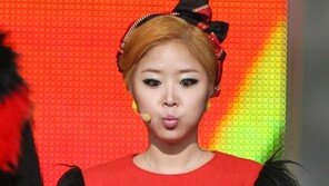 [포토] 코요태 신지, 또 울렁증? 무대 오르기전 긴장