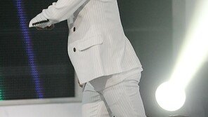 [포토] 엠블랙 미르 ‘티아라 노래 탐나!’