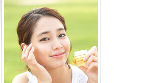 [더우먼동아 스타 뷰티] 이민정, 윤아, 산다라박의 매끄럽고 윤기나는 ‘꿀’피부 비결 대공개!