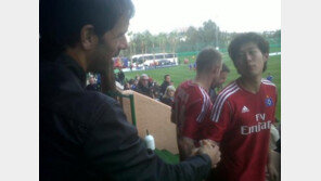 손흥민, 멘토 판 니스텔루이와 악수사진 화제