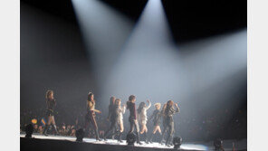 [포토] 소녀시대, 관중석으로 출격… 팬서비스 국보급