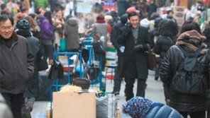 “경비원 장인상 부의금까지도… 月100만원 벌어 30여만원 뜯겨”