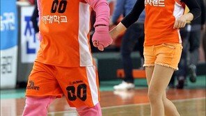 [포토] 마스코트 윤호 ‘이신애와 손잡고 나란히’