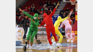 [포토] 치어리더 ‘오늘은 색다른 퍼포먼스’