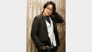 [Star Cafe] 큰 덩치에 안 맞게 입 가리며 웃고 수줍게 소년처럼 속삭이는 ‘이 남자’ 진짜 매력있다