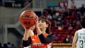 ‘게임요정’ 이신애 오렌지빛 핫팬츠 시투…‘예쁘다 예뻐’