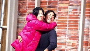 ‘미녀’ 강유미, 김성수와 ‘폭풍 포옹’…김상경 이어 ‘복 터졌네’